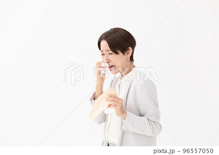 花粉症 マスク ティッシュで拭く女性 白バック 花粉症 マスク ティッシュで拭く女性 白バック 96557050