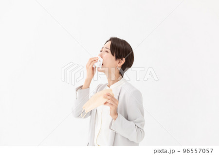 花粉症　マスク　ティッシュで拭く女性　白バック 96557057