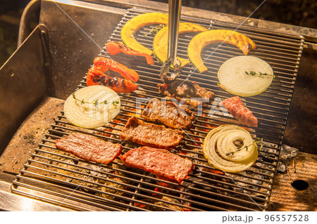 アウトドア料理 Outdoor lunch at the cottage アウトドア料理 Outdoor lunch at the cottage 96557528