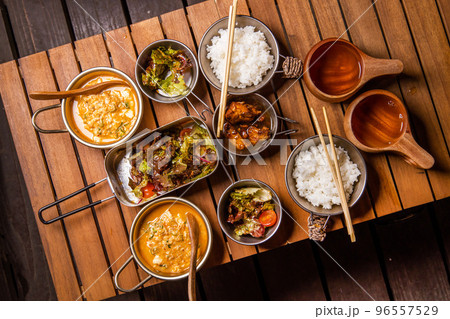 アウトドア料理　Outdoor lunch at the cottage 96557529