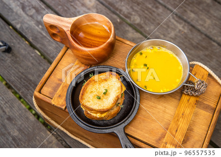 アウトドア料理　Outdoor lunch at the cottage 96557535