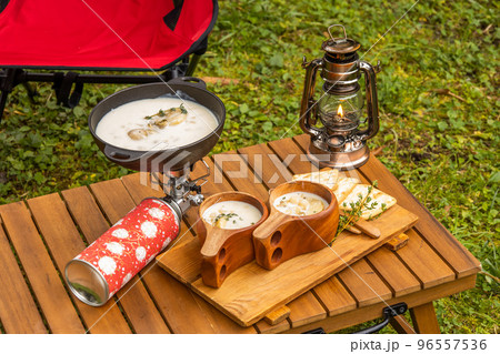 アウトドア料理　Outdoor lunch at the cottage 96557536