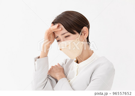 発熱　マスク　女性 96557652