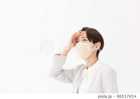 発熱　マスク　女性 96557654