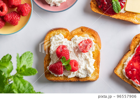 Open Sandwich with Prosciutto and Figs 96557906