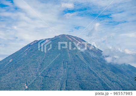 日光　中禅寺湖展望台から男体山頂上 96557985