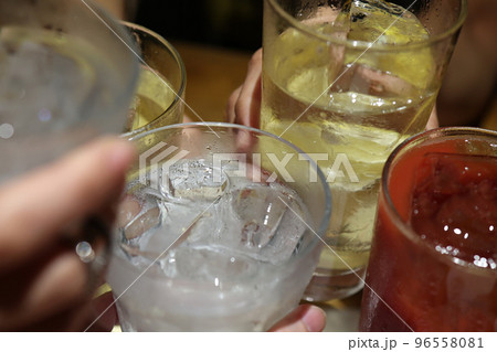 色んな種類のお酒で乾杯 色んな種類のお酒で乾杯 96558081