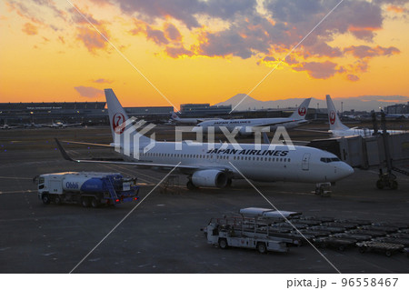 羽田空港･夕景と富士山/東京都大田区羽田空港 96558467
