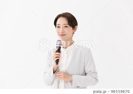 マイクを持つ女性　白バック 96559670