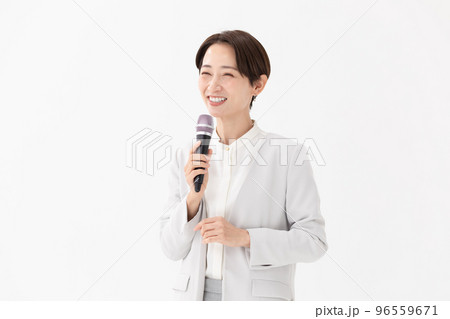 マイクを持つ女性　白バック 96559671