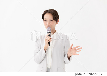 マイクを持つ女性　白バック 96559676
