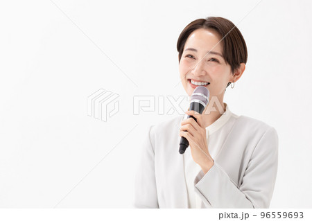 マイクを持つ女性 白バック マイクを持つ女性 白バック 96559693