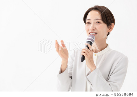 マイクを持つ女性　白バック 96559694