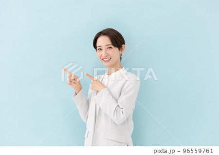 ビジネス　指差す女性　ブルーバック 96559761