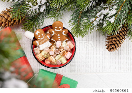 Gingerbread man cookies in a cup with marshmallow Gingerbread man cookies in a cup with marshmallow 96560361