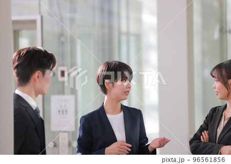 話すビジネスウーマンと少し驚く女性_1 96561856