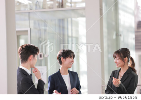 和やかなミーティング_3人のビジネスパーソン_2 和やかなミーティング_3人のビジネスパーソン_2 96561858