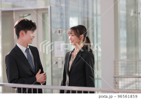 和やかに話す2人のビジネスパーソン_1 96561859