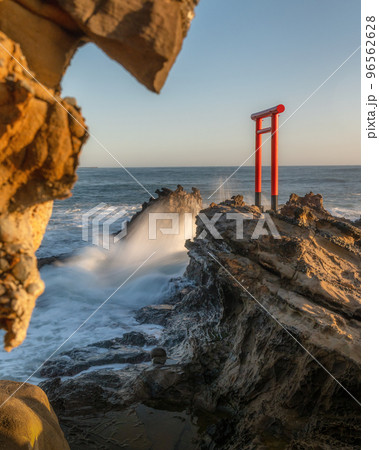 福島県いわき市　波立海岸弁天島のサンライズ 96562628