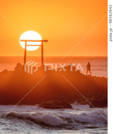 福島県いわき市 波立海岸弁天島のサンライズ 福島県いわき市 波立海岸弁天島のサンライズ 96562642