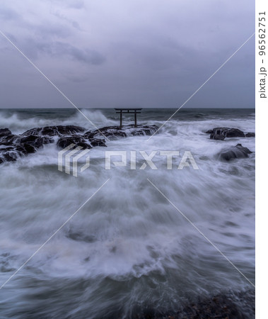 茨城県ひたちなか市 大洗磯前神社 荒波の神磯の鳥居の朝 茨城県ひたちなか市 大洗磯前神社 荒波の神磯の鳥居の朝 96562751
