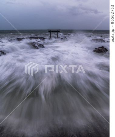 茨城県ひたちなか市 大洗磯前神社 荒波の神磯の鳥居の朝 茨城県ひたちなか市 大洗磯前神社 荒波の神磯の鳥居の朝 96562753