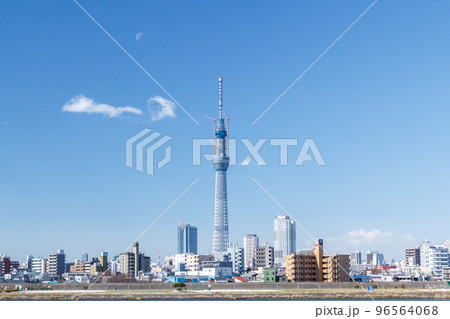 「東京都」荒川河川敷から眺める建設中の東京スカイツリー 「東京都」荒川河川敷から眺める建設中の東京スカイツリー 96564068