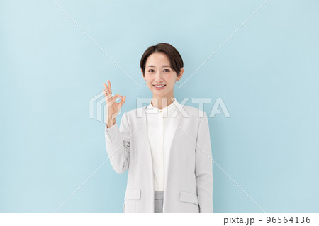 ビジネス　OK　女性　ブルーバック 96564136
