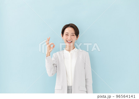 ビジネス　OK　女性　ブルーバック 96564141