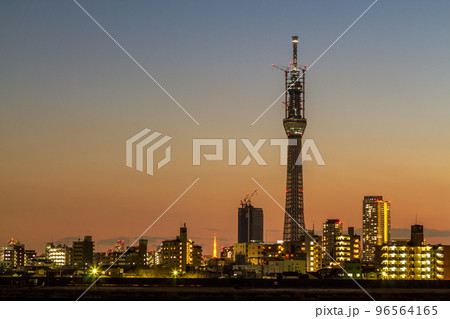 「東京都」荒川河川敷から眺める建設中の東京スカイツリー 夕暮れ 「東京都」荒川河川敷から眺める建設中の東京スカイツリー 夕暮れ 96564165