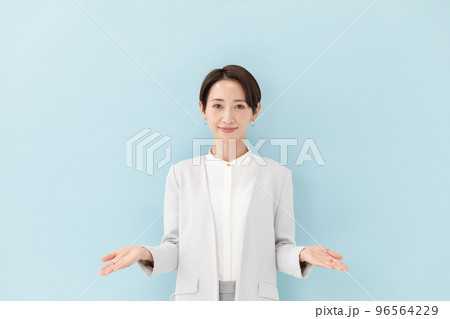 ビジネス 手をかざす女性 ブルーバック ビジネス 手をかざす女性 ブルーバック 96564229