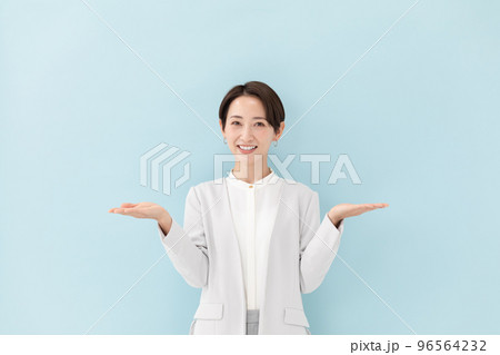 ビジネス 手をかざす女性 ブルーバック ビジネス 手をかざす女性 ブルーバック 96564232