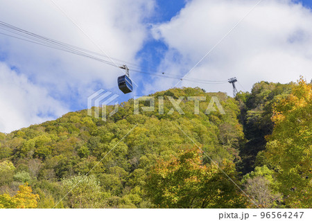 新穂高ロープウェイからの展望 　紅葉　ロープウェイ　穂高連峰　雪山　雪景色 96564247