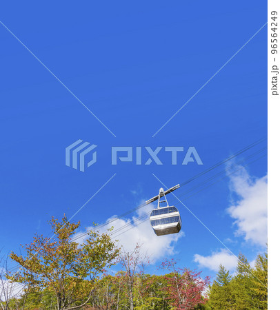 新穂高ロープウェイからの展望 　紅葉　ロープウェイ　穂高連峰　雪山　雪景色 96564249