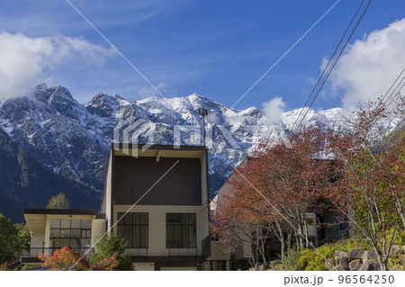 新穂高ロープウェイからの展望 紅葉 ロープウェイ 穂高連峰 雪山 雪景色 新穂高ロープウェイからの展望 紅葉 ロープウェイ 穂高連峰 雪山 雪景色 96564250