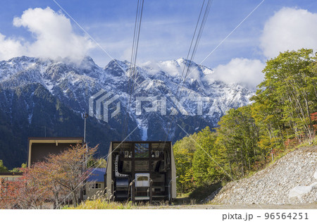新穂高ロープウェイからの展望 紅葉 ロープウェイ 穂高連峰 雪山 雪景色 新穂高ロープウェイからの展望 紅葉 ロープウェイ 穂高連峰 雪山 雪景色 96564251