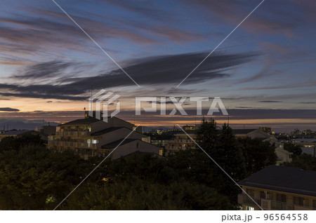 夕日の空　夕焼け　黄昏　西日　雲　空　オレンジ色 96564558