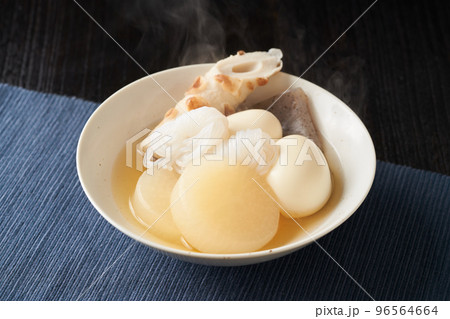 器に取り分けたおでん 96564664