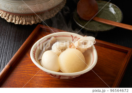 器に取り分けたおでん 器に取り分けたおでん 96564672