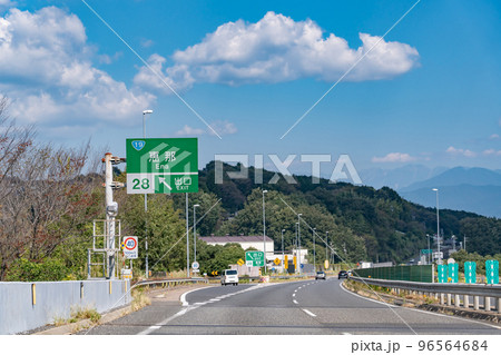 岐阜県　中央自動車道の恵那インターチェンジを走行中の乗用車 96564684