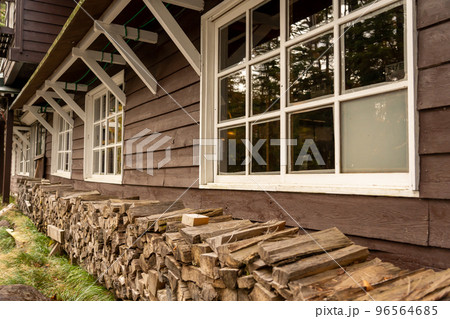 長野県　白駒池の湖畔に佇む山小屋の白駒荘　積み上げられた薪 96564685