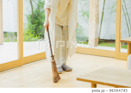 ライフスタイル シルバーヘアの女性 ライフスタイル シルバーヘアの女性 96564785