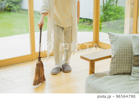 ライフスタイル　シルバーヘアの女性 96564790