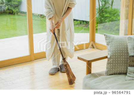 ライフスタイル　シルバーヘアの女性 96564791