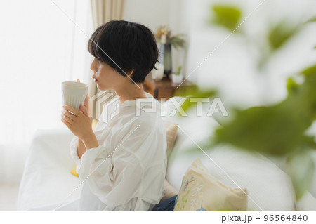 リビングの女性 96564840