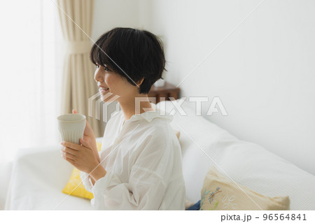 リビングの女性 96564841