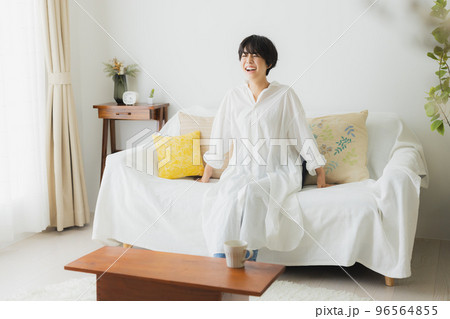 リビングの女性 96564855