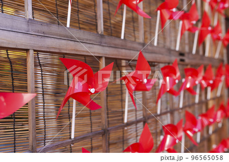 たくさんの風車 石切さんへの参道 たくさんの風車 石切さんへの参道 96565058