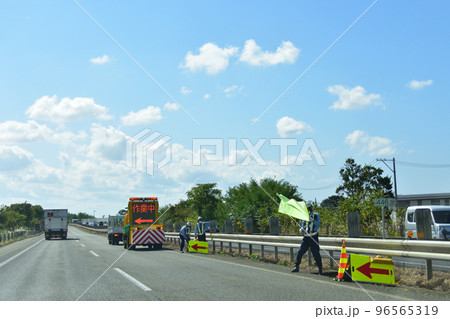 高速道路の維持管理作業 96565319