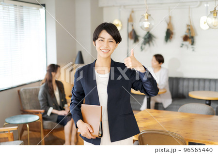 働く女性　 96565440